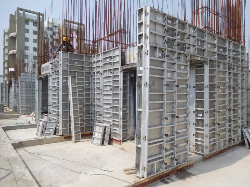 Formwork installation around reinforcement